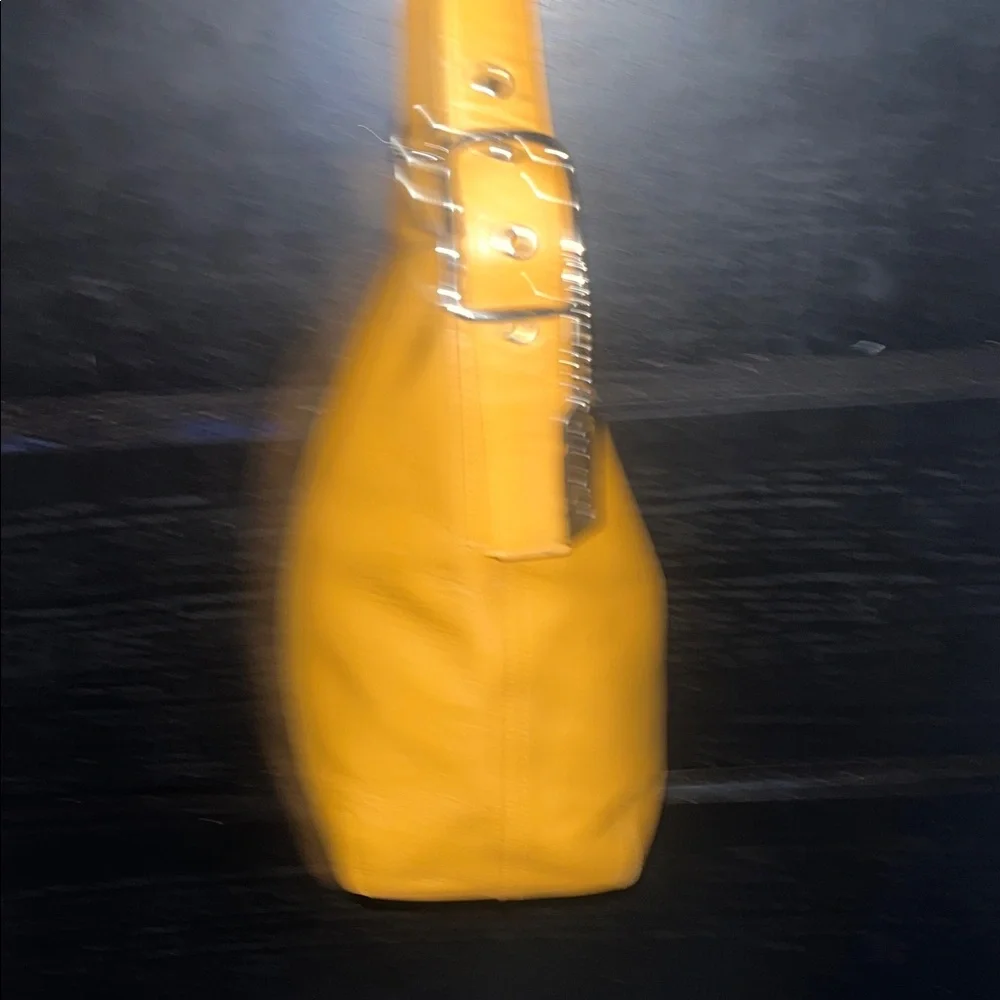 Coach soho vintage Yellow Leather Hobo Bag
9186 - Picture 3 of 10